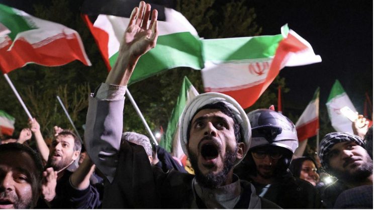 Manifestantes iraníes en una protesta frente a Embajada Británica en Teherán, mientras se produce un ataque con drones y misiles a varias zonas de Israel. | AFP